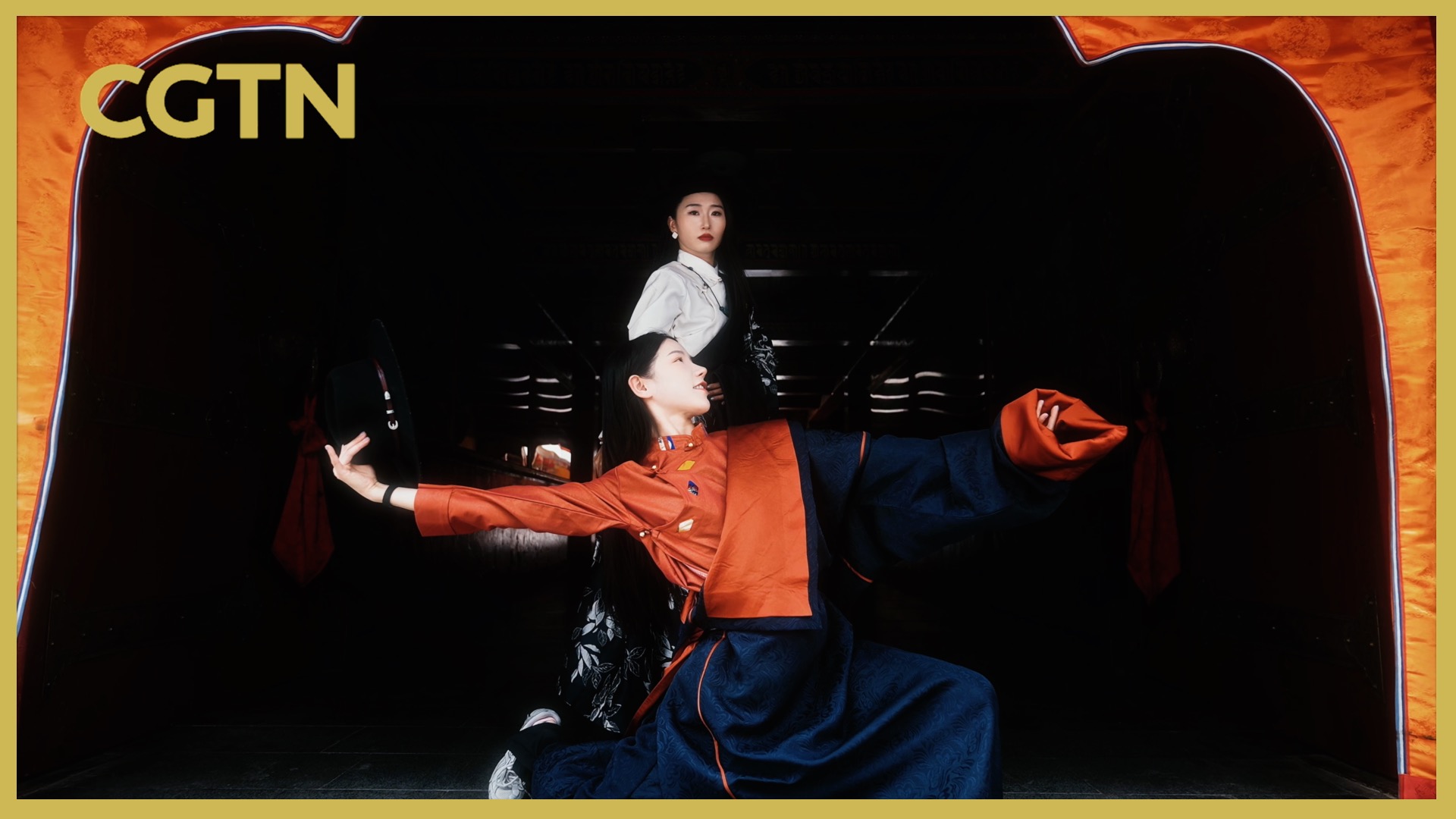 CGTN digital reporter in Tibetan dress 