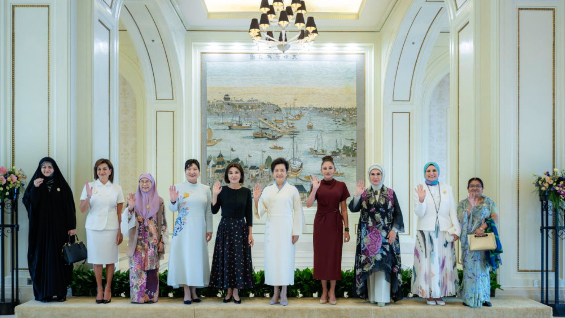 Peng Liyuan accompanies SCO leaders' spouses on Tianjin tour