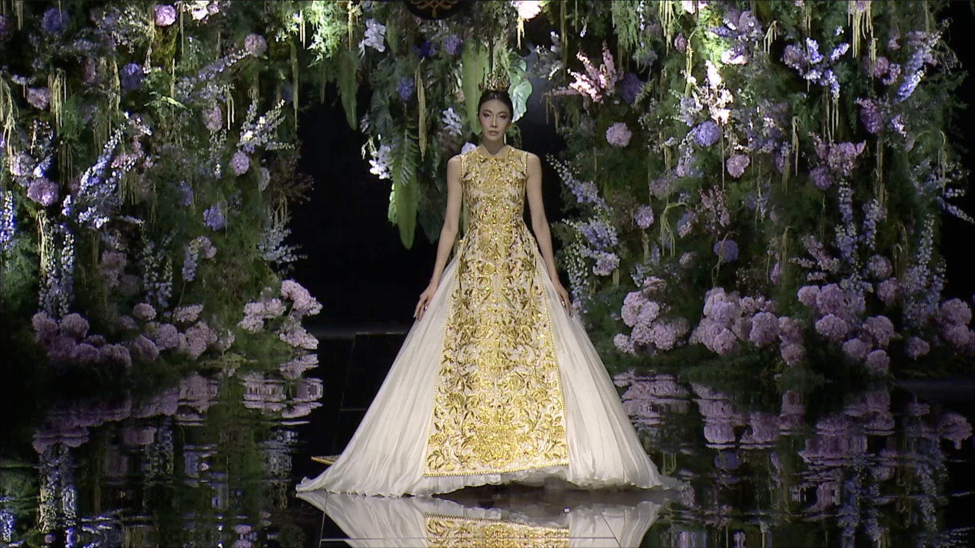 Couturier's golden vision opens Beijing Fashion Week