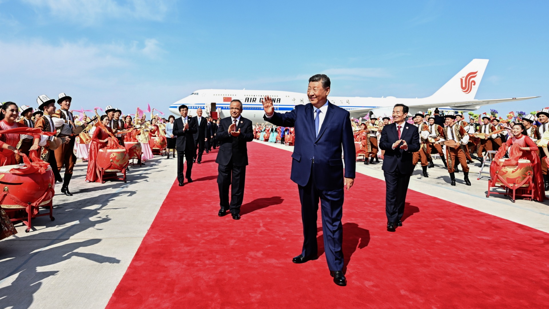 Xi reaches Xinjiang for autonomous region's founding anniversary event