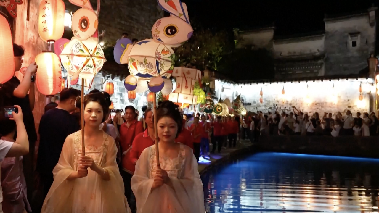 Lantern parade lights up ancient Anhui village for Mid-Autumn Festival