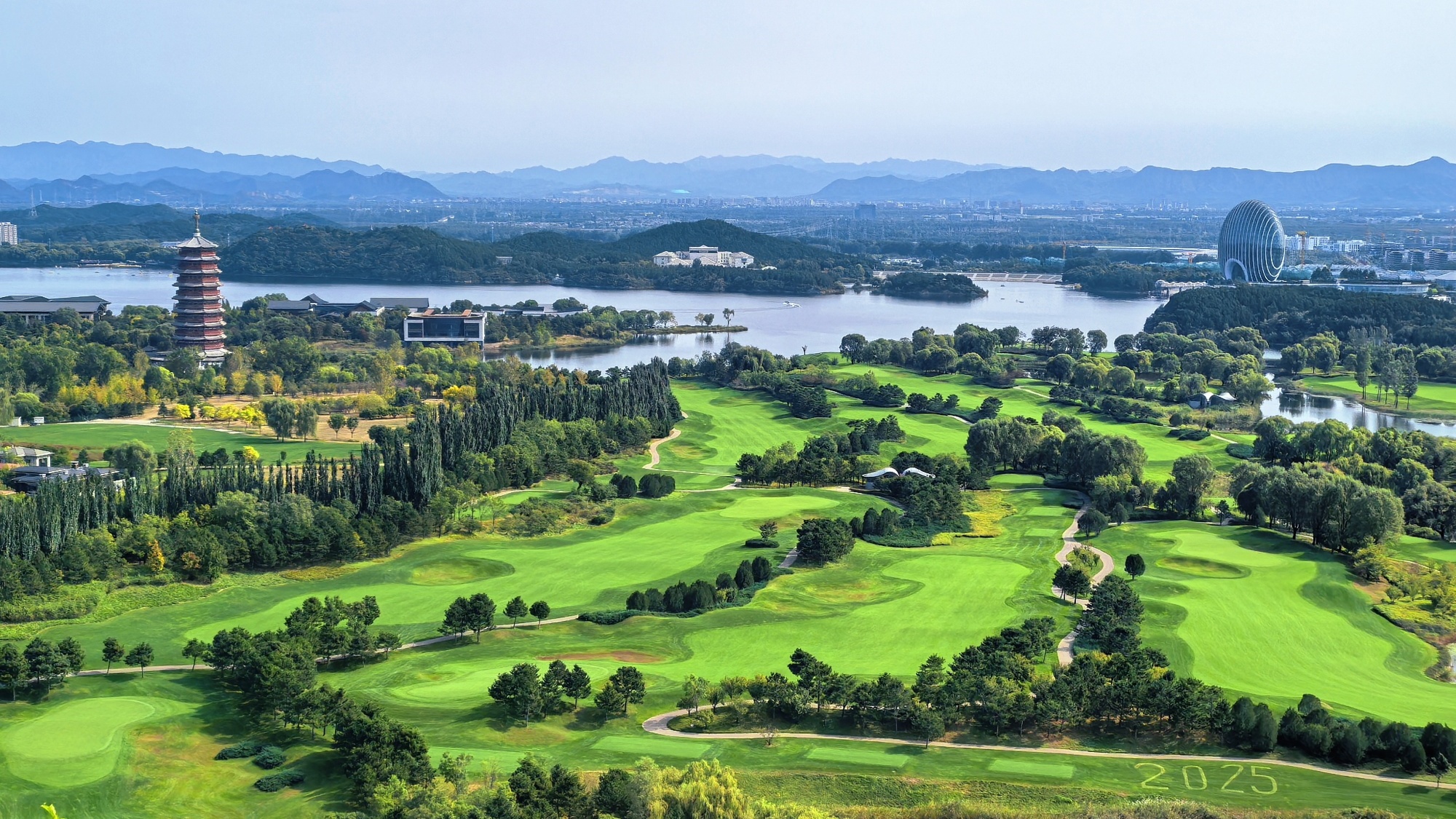 Beijing's Yanqi Lake trail shines as National Day hotspot