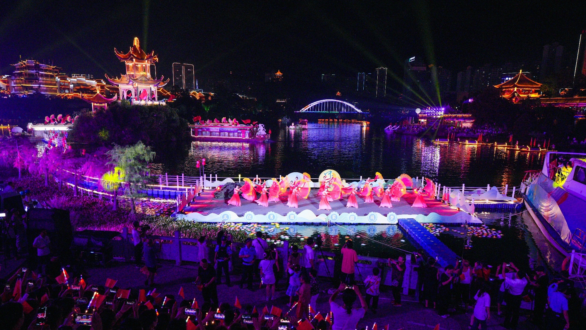 Waterborne poetry festival highlights National Day holiday in Tongren