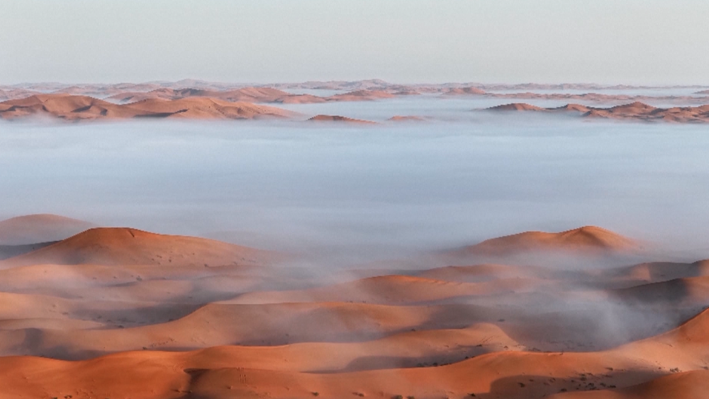 Autumn mist graces desert in Inner Mongolia