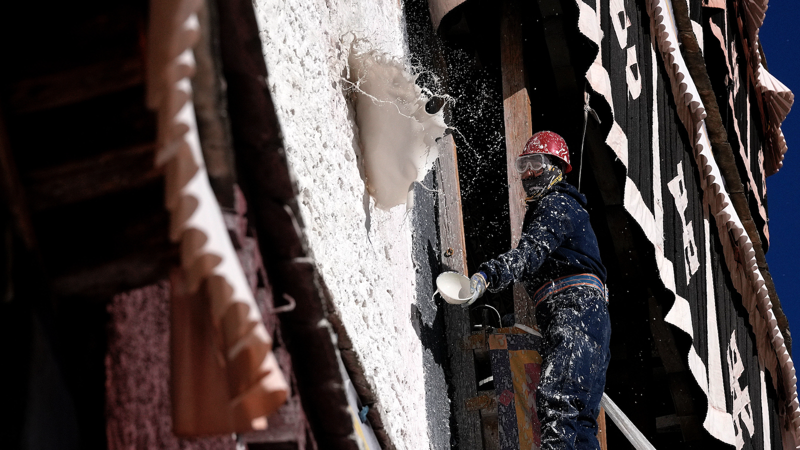 Annual painting of Potala Palace gets underway