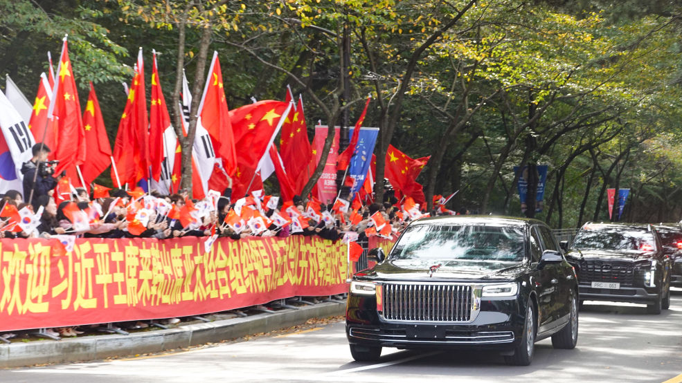 People from all walks of life welcome President Xi Jinping in Busan
