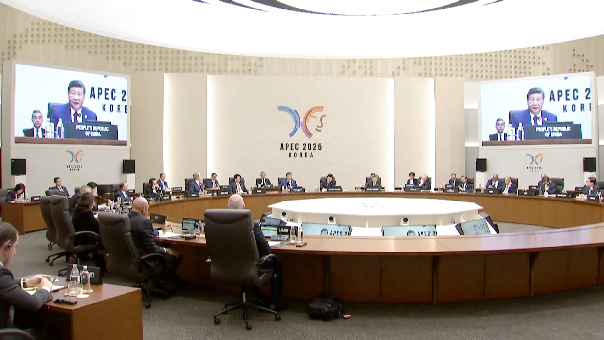 Xi delivers speech at 32nd APEC Economic Leaders' Meeting