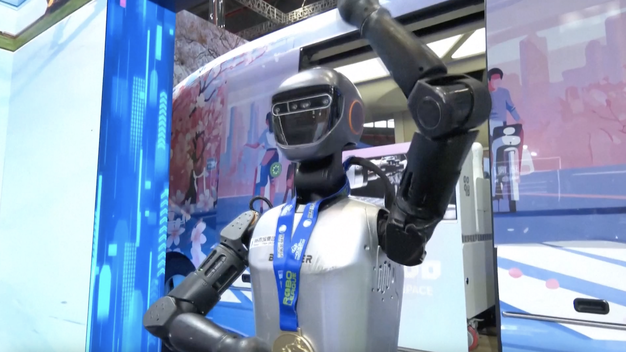 China Pavilion draws crowds with cutting-edge tech at CIIE