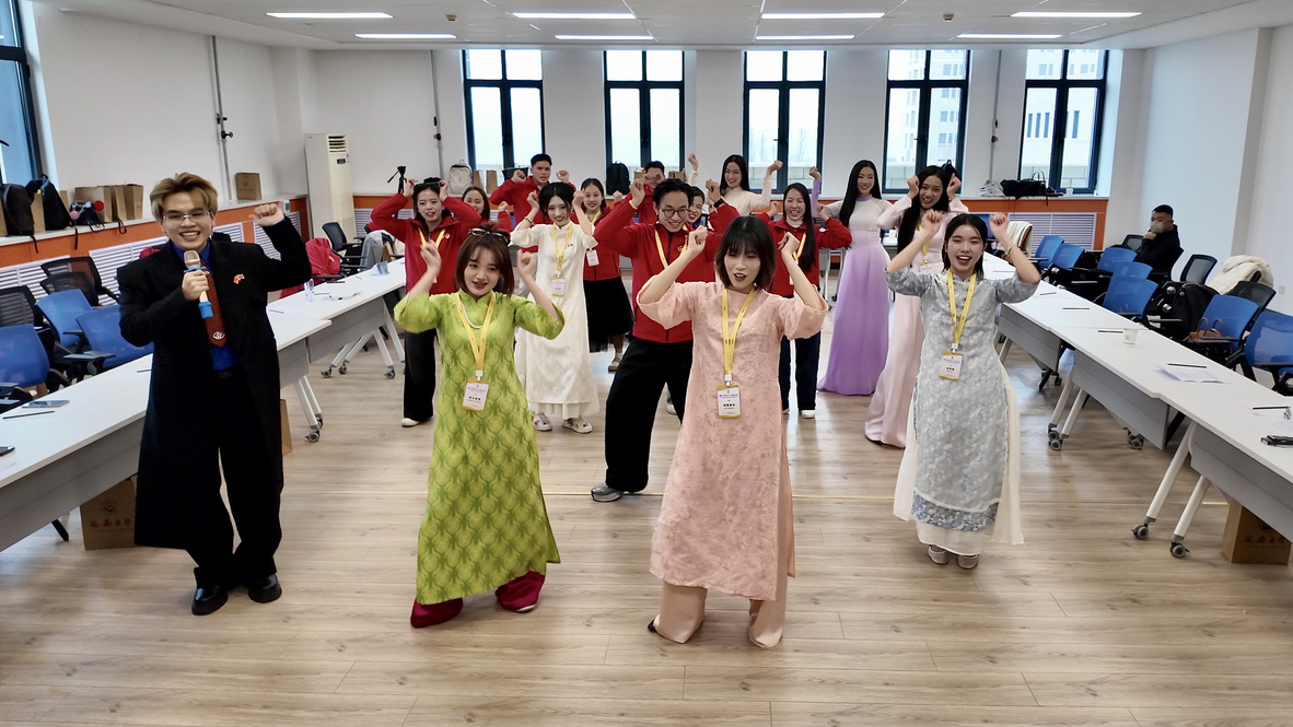 Vietnamese youth dance to viral song during Chinese university visit