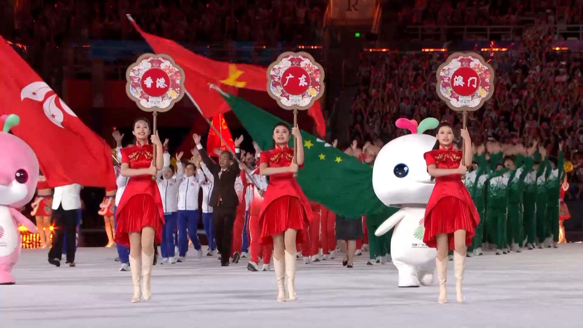 Host delegations from Guangdong, Hong Kong, Macao enter stadium