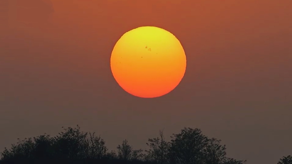 Flare sunset snapped: Photographer shoots Sun's 'pulse' in style