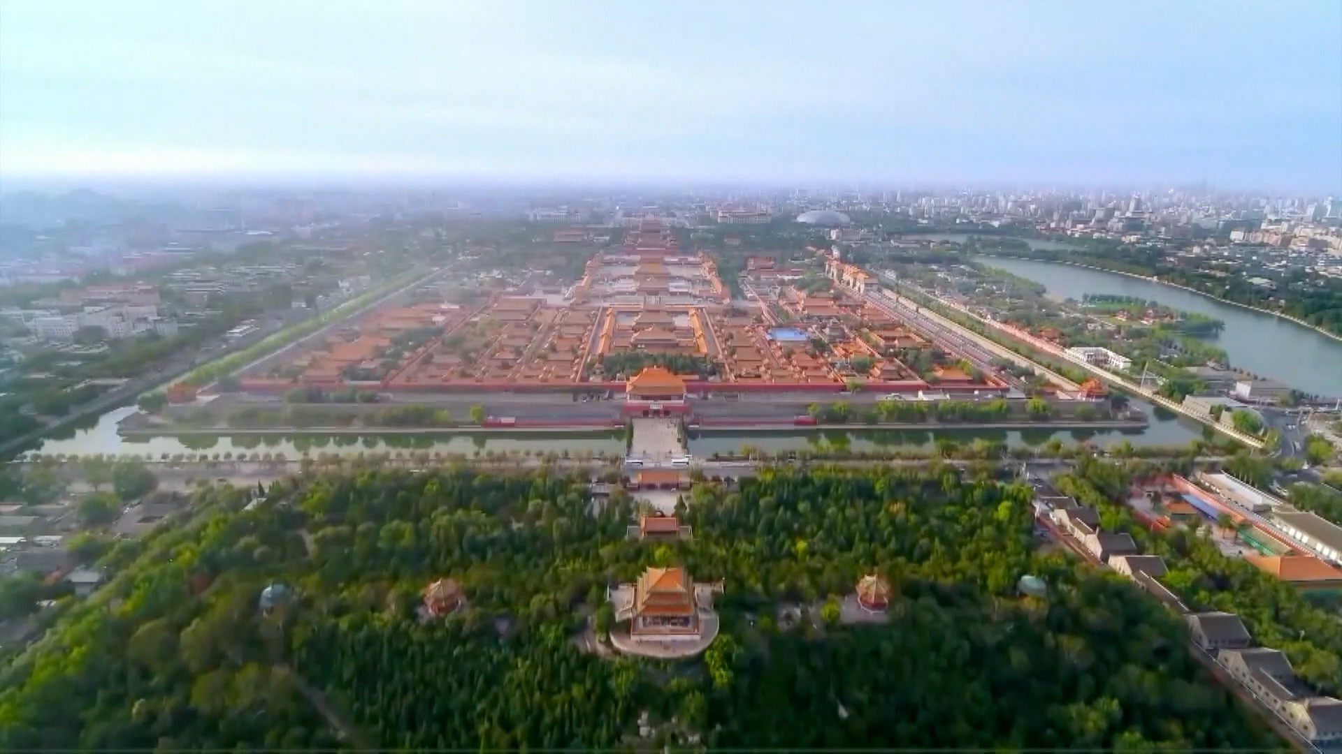 President Xi introduces Beijing Central Axis to Thai king