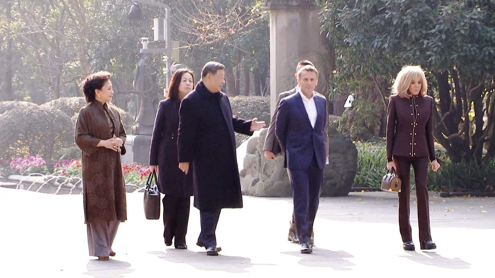 President Xi, Macron have friendly exchanges in China's Chengdu