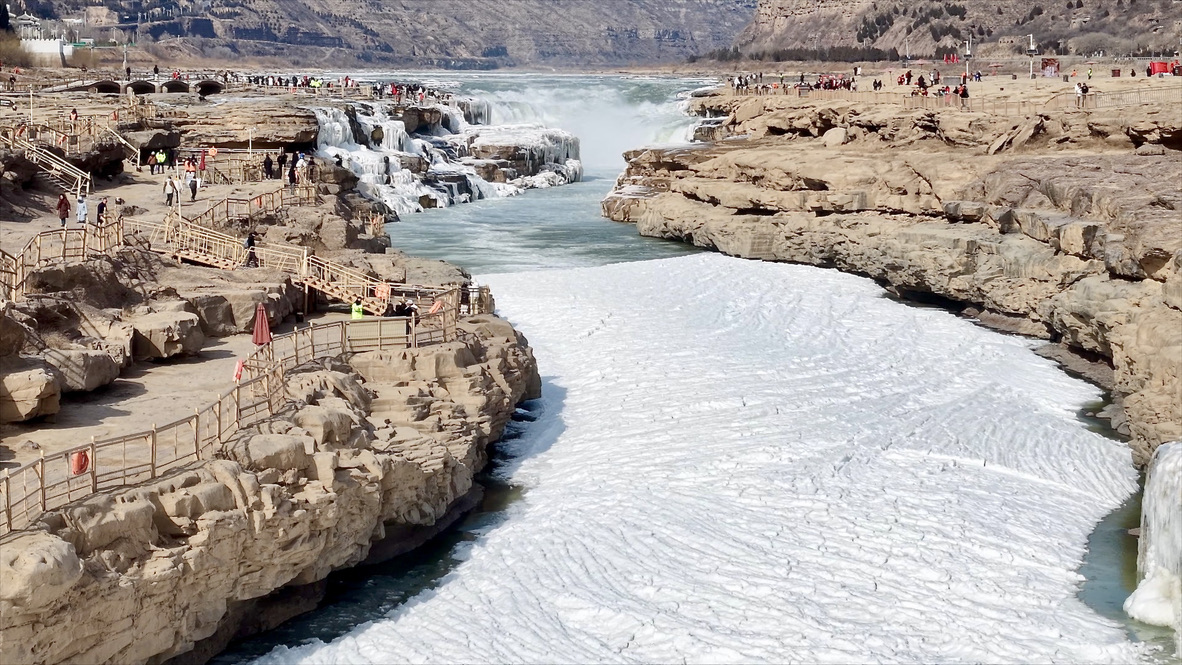 Winter freeze triggers ice jam at Hukou Waterfall