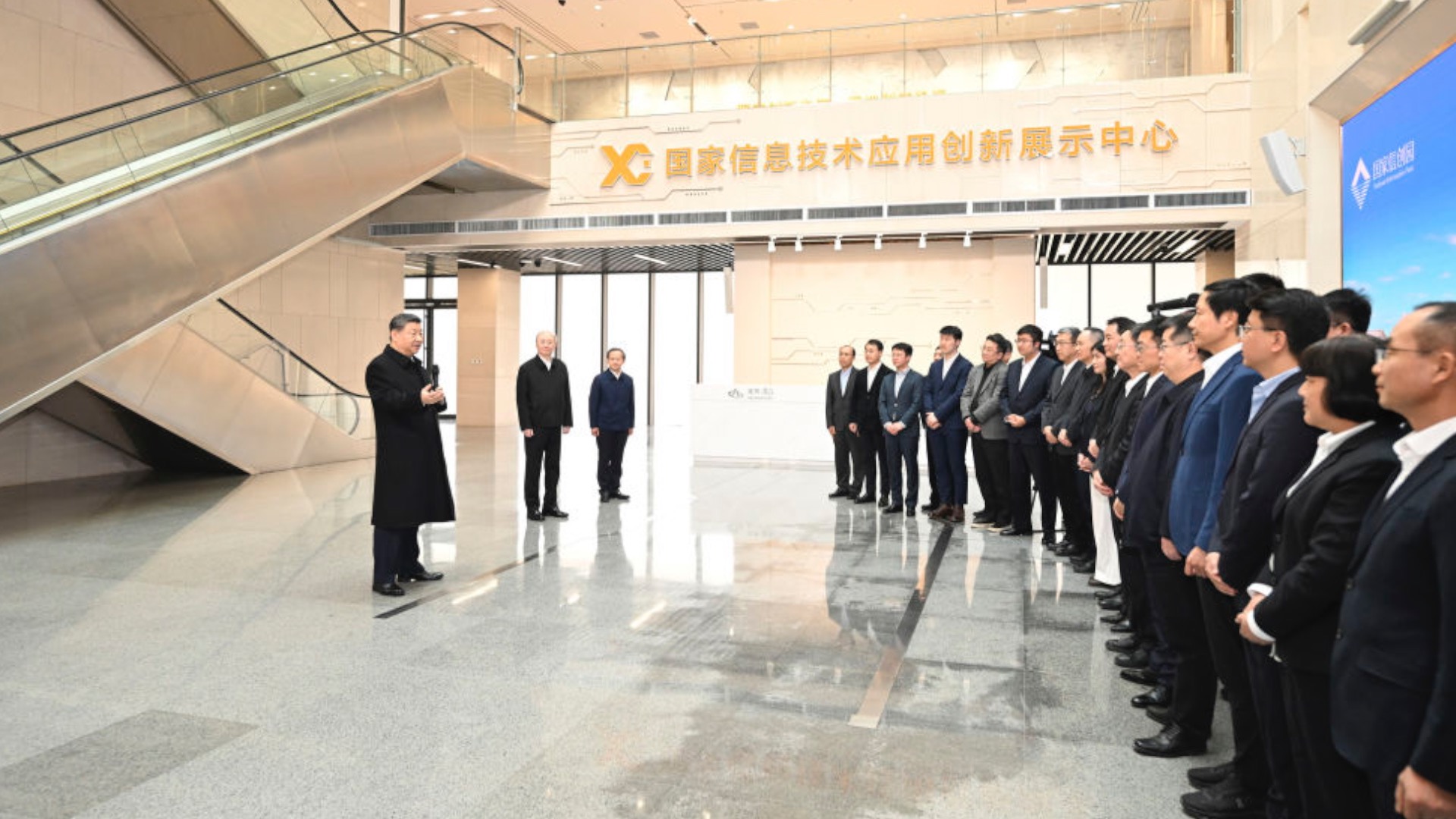 Xi Jinping visits IT innovation park in Beijing