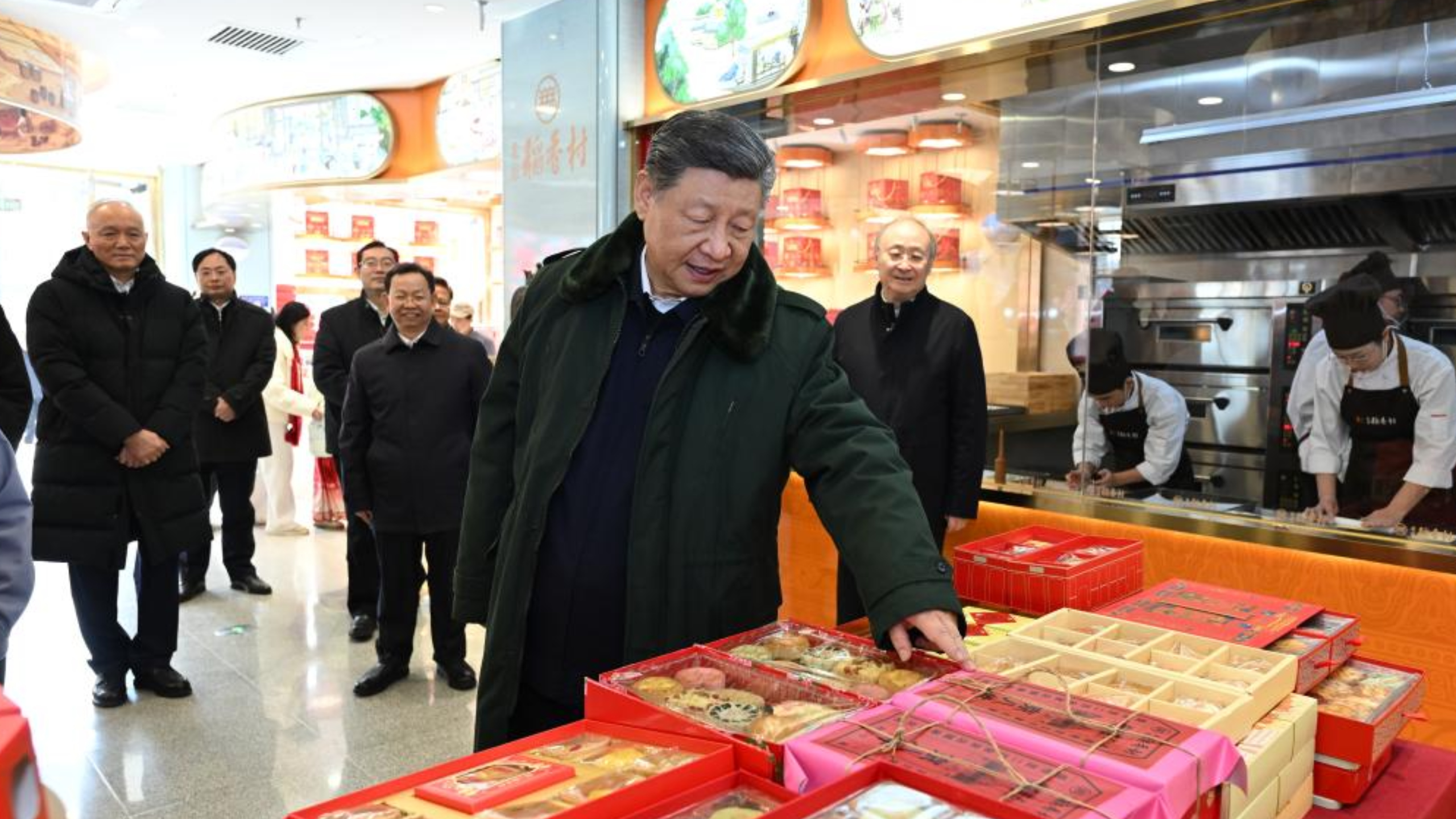 President Xi visits time-honored bakery, sparks New Year snack craze