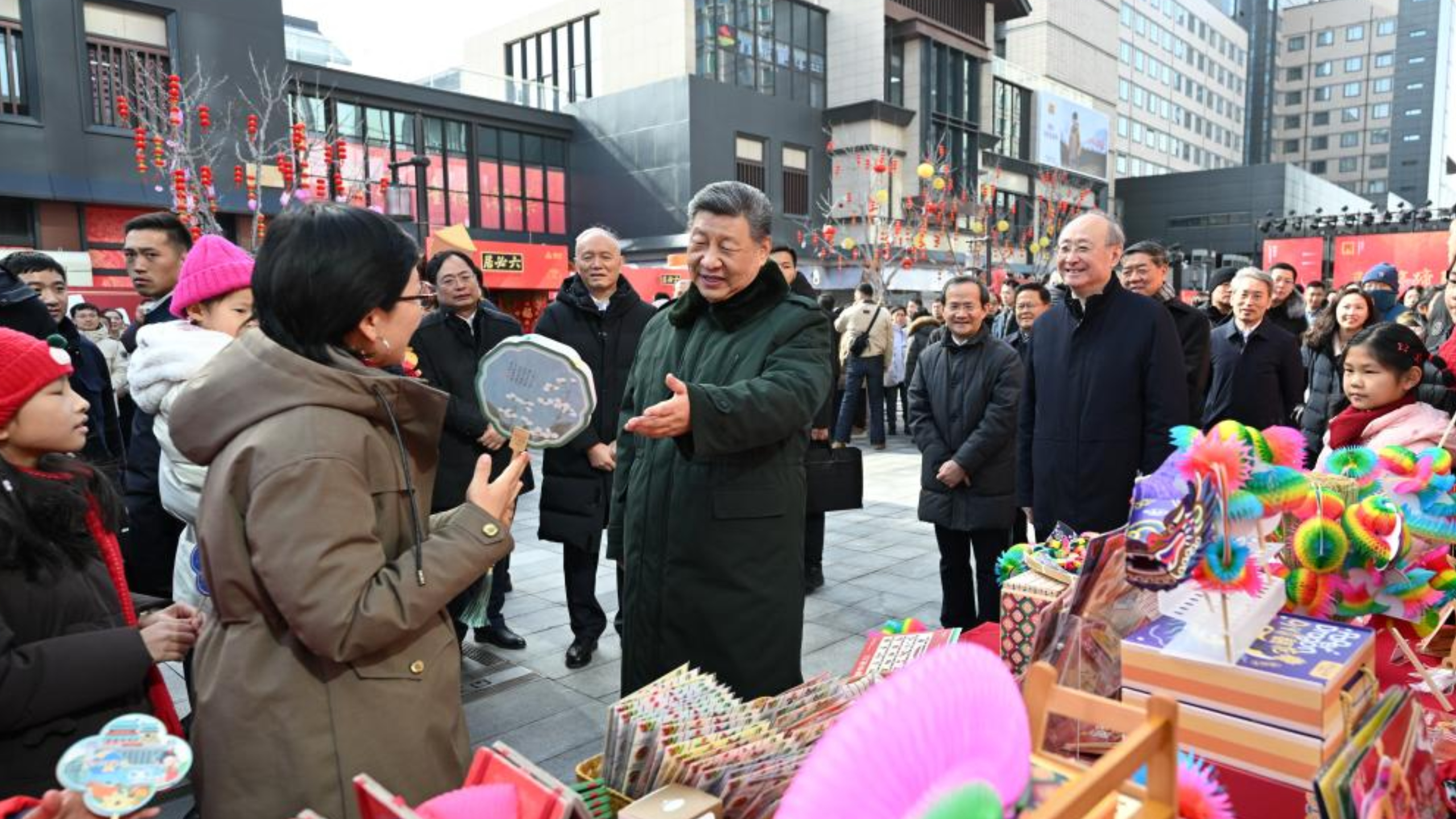Xi watches 'Fanlihua' performance at Beijing holiday market