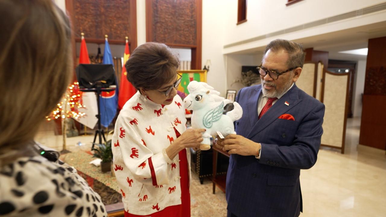 CGTN presents CMG Spring Festival Gala mascot to Indonesian ambassador