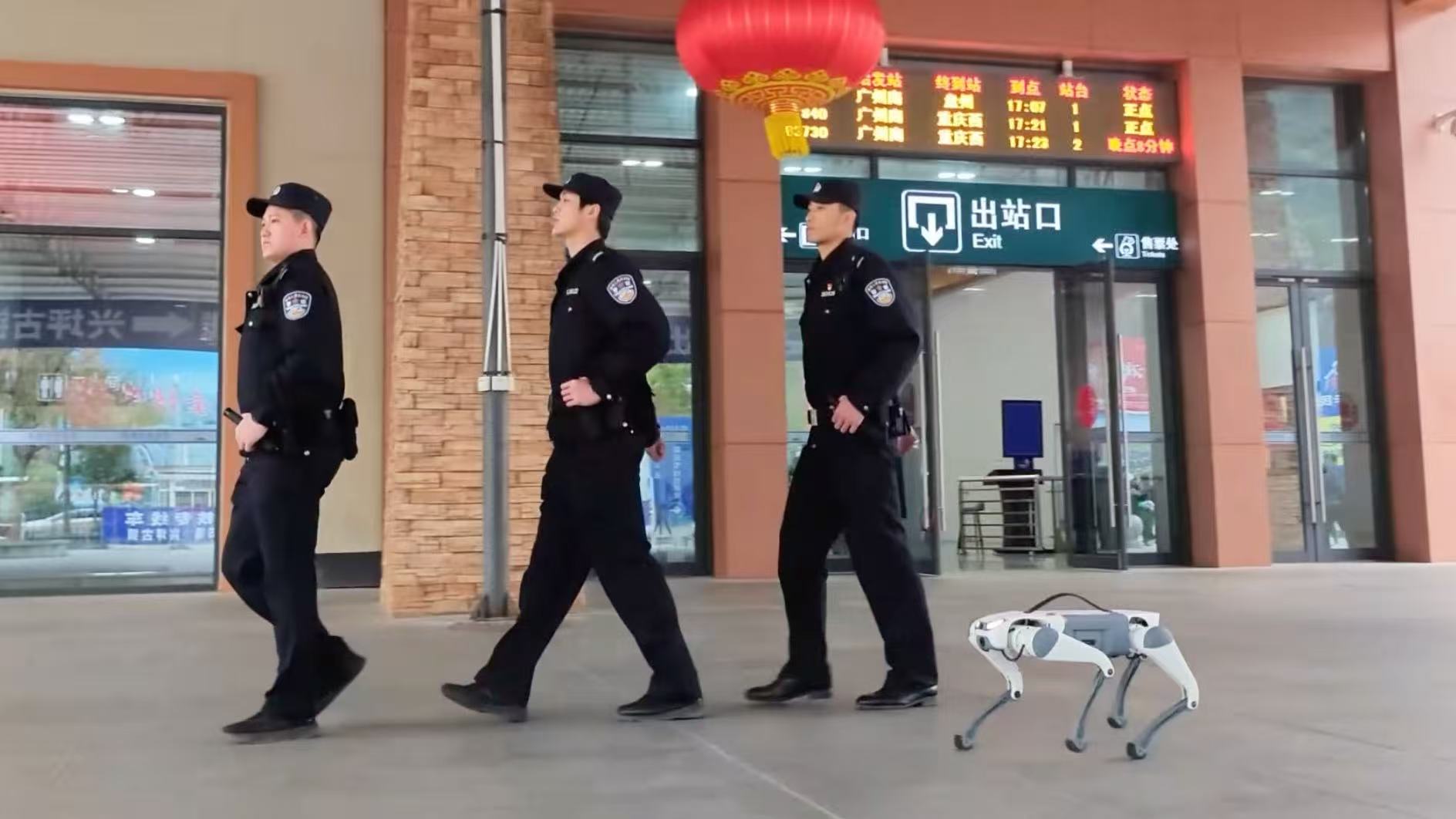 Robot police dog joins Spring Festival travel rush in Guangxi's Guilin