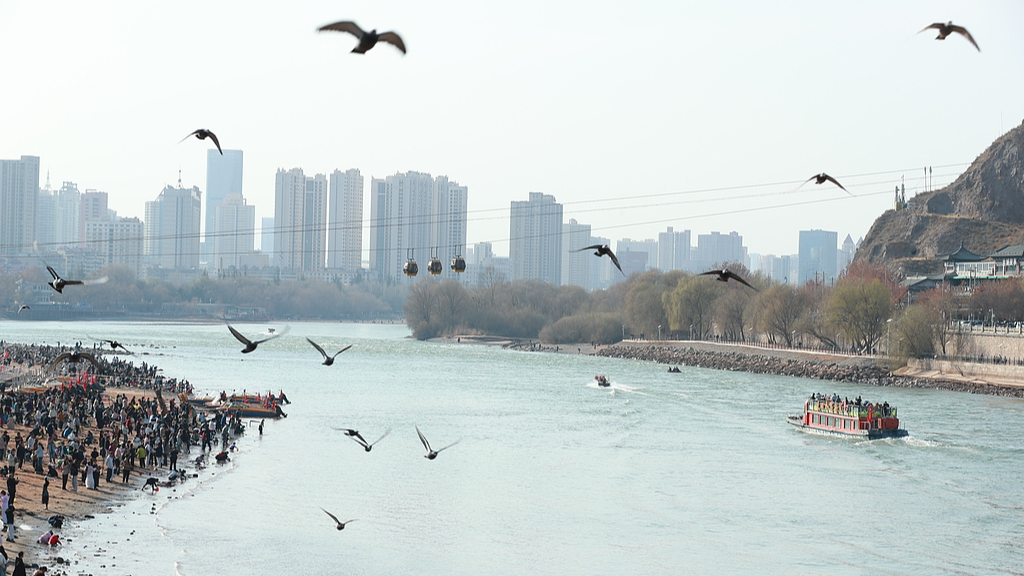 Spring awakens the Yellow River in Gansu