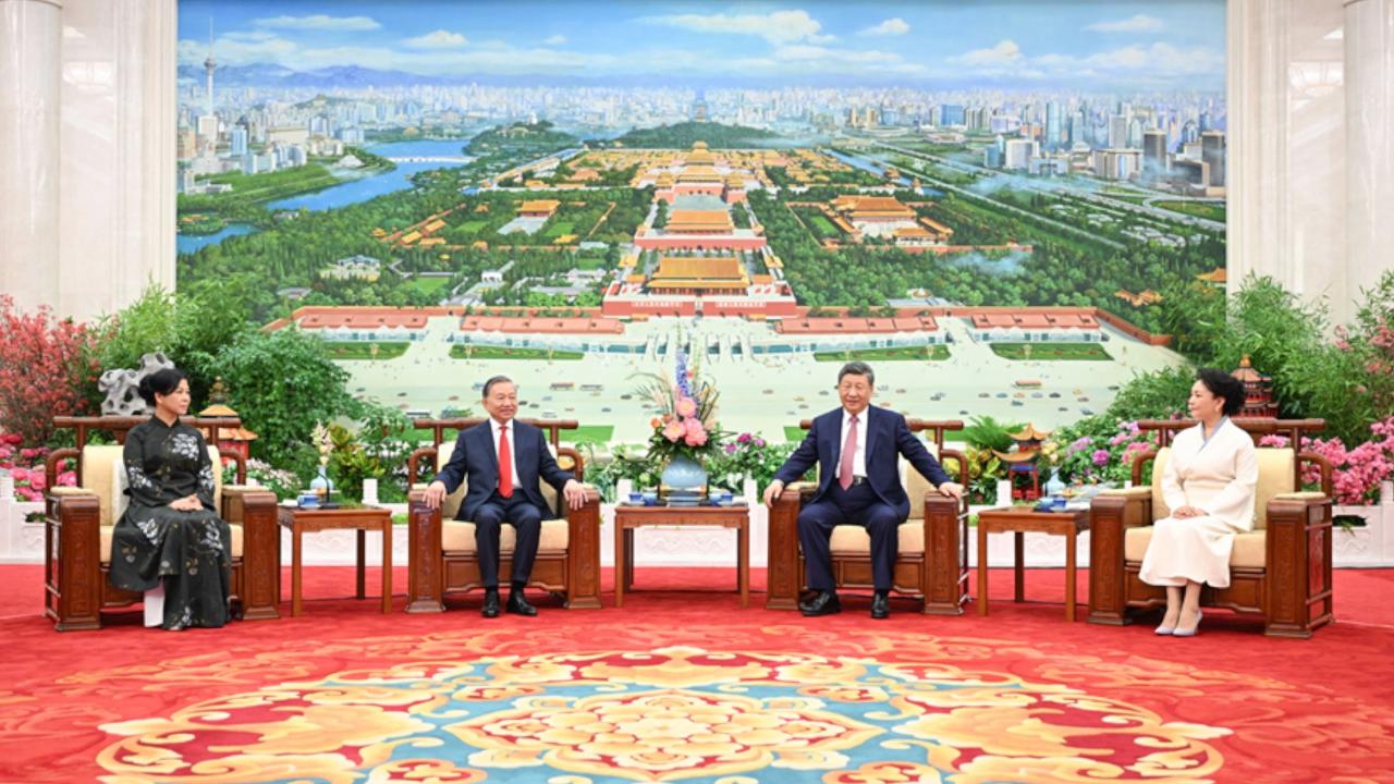 Xi Jinping and Peng Liyuan bid farewell to Vietnamese president and ...