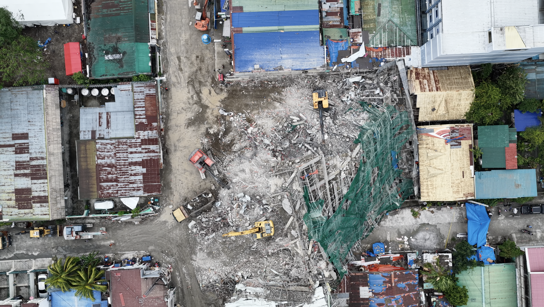 Drone captures aftermath of building collapse in Philippines