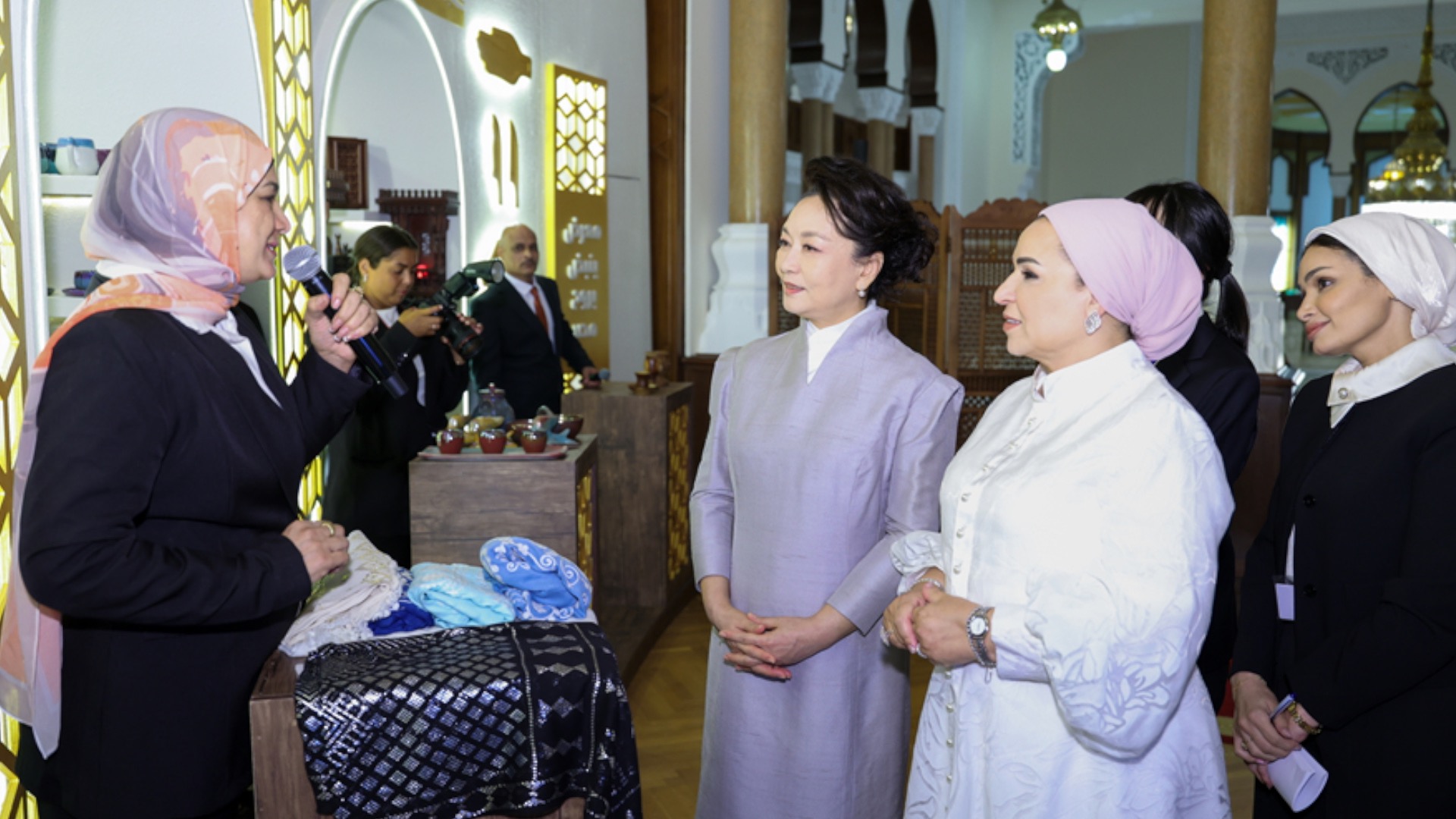 Peng chats over tea, visits exhibition with wife of Egyptian president