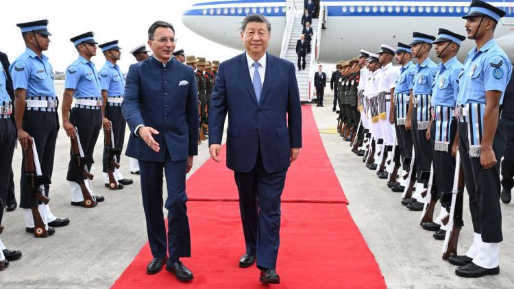 President Xi warmly welcomed upon arrival in New Delhi