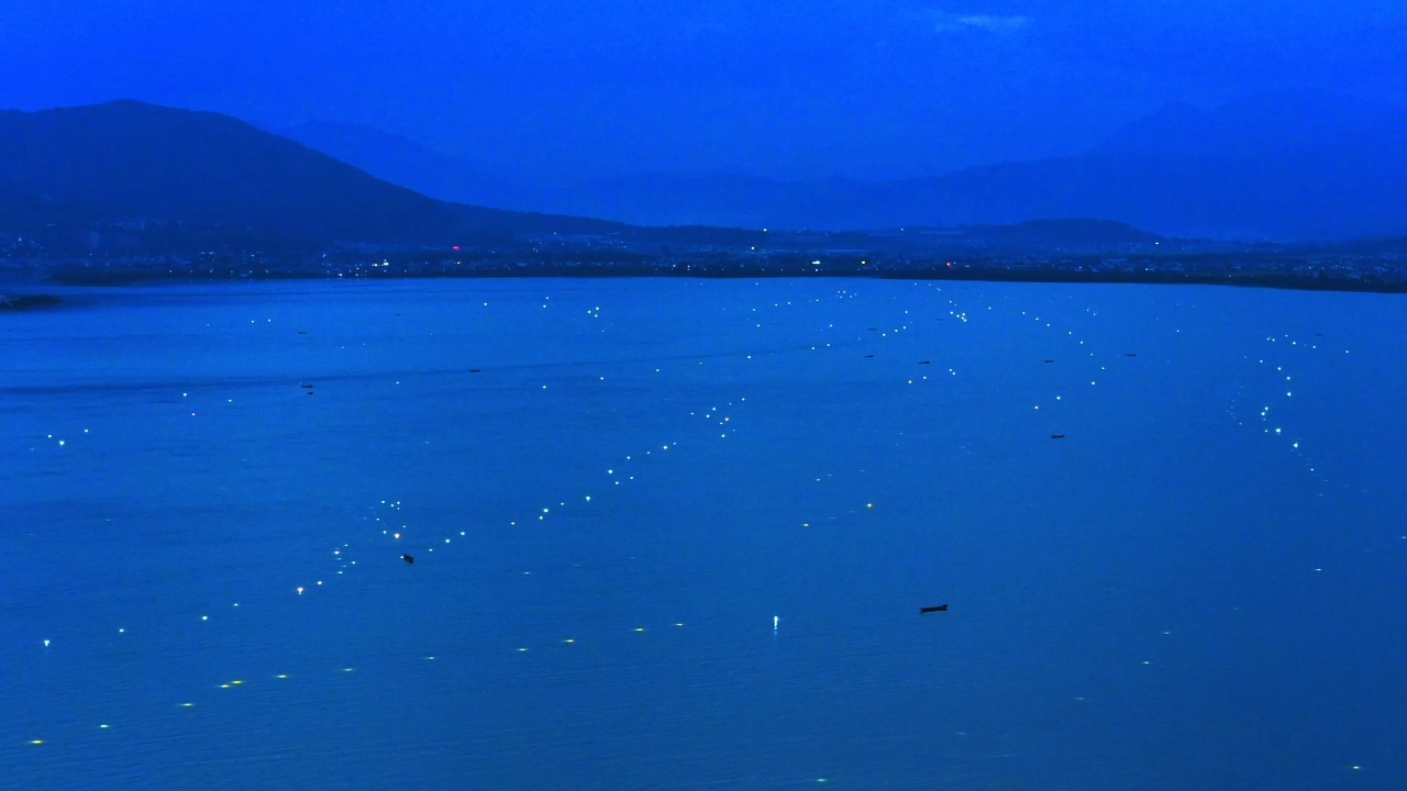 Fishing lamps turn Erhai Lake into a dreamlike galaxy