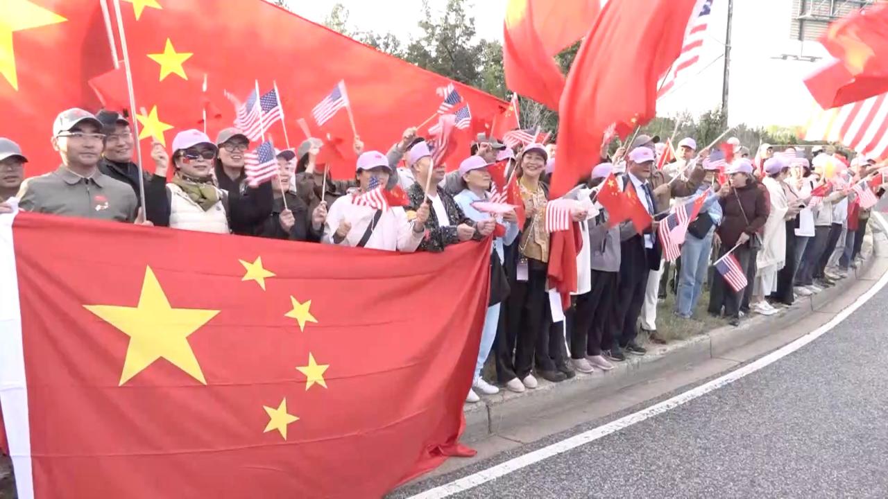 Representatives of overseas Chinese and Chinese students welcome President Xi in the US
