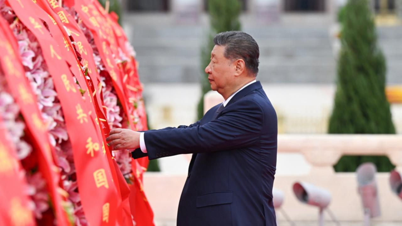 Xi Jinping pays tribute at the Monument to the People's Heroes