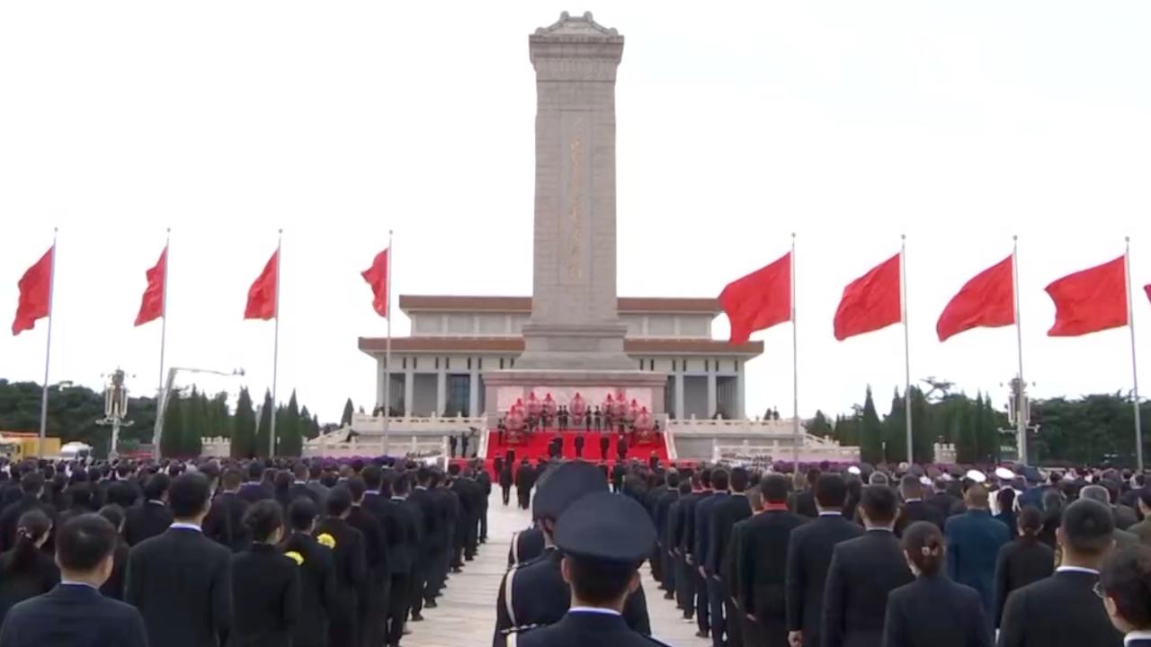 Xi presents flower baskets to fallen national heroes in Beijing