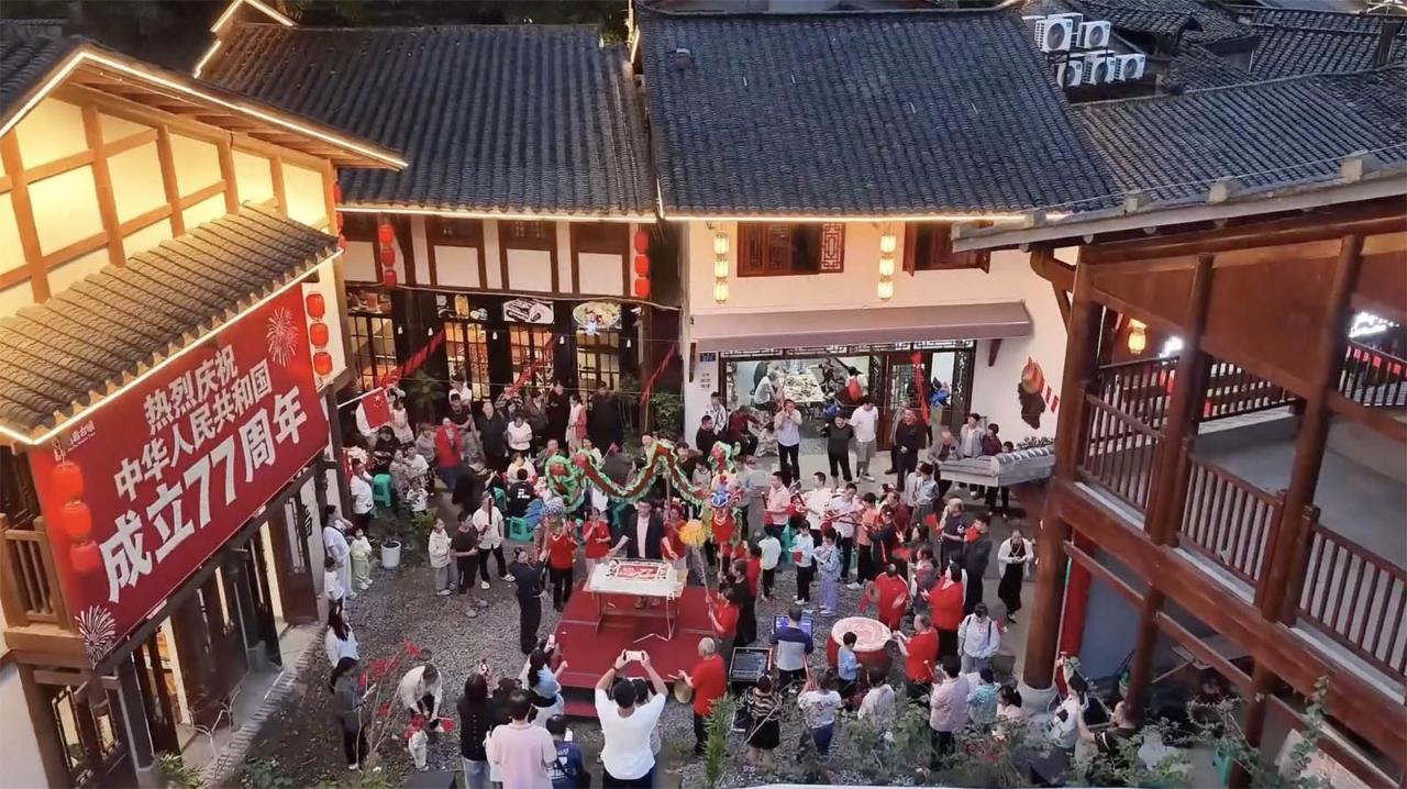 Tradition comes alive in China's ancient towns on National Day holiday
