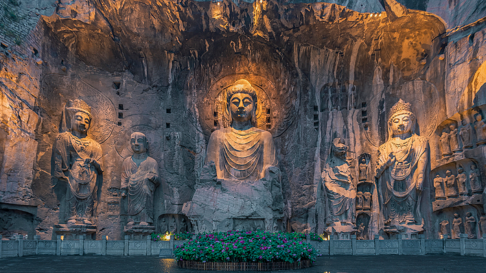 Night tour of Longmen: One step, a thousand years