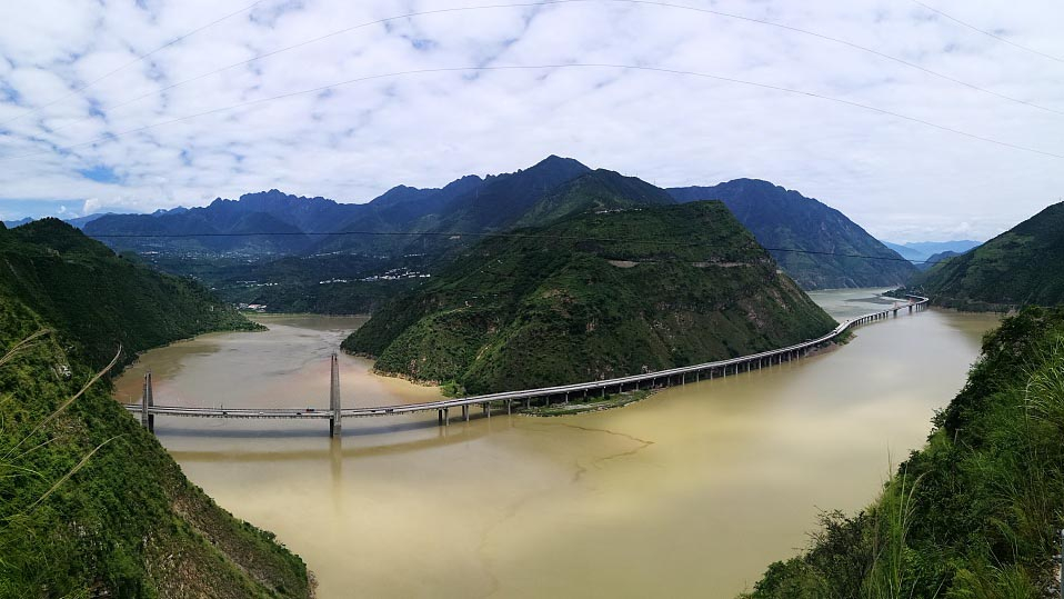 hitting-the-road-in-one-of-china-s-most-spectacular-and-steepest-areas