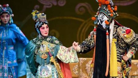 Peking Opera master wows audience with famous love story - CGTN