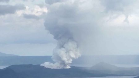 Philippines volcano: Thousands evacuated as Taal spews ash - CGTN