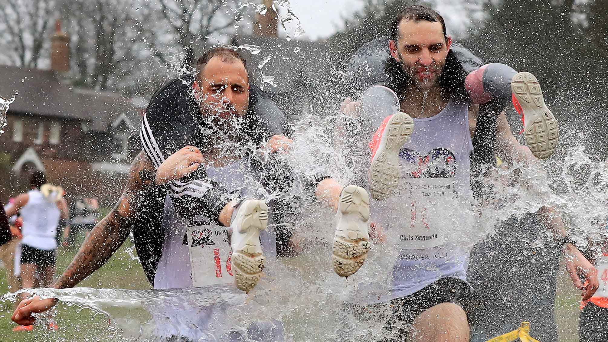 Uk wife. Wife carrying. Реклама соревнований Англия.