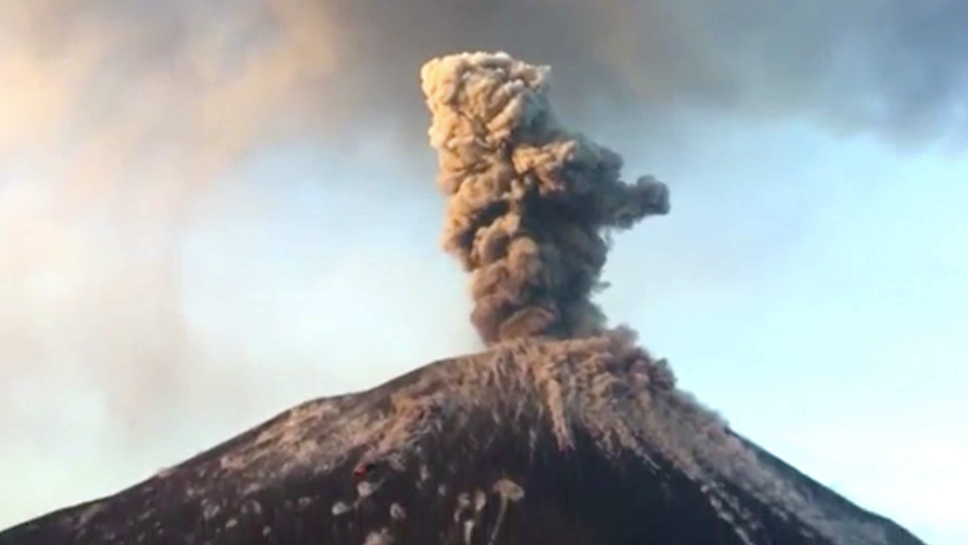 Indonesian volcano Anak Krakatau erupted 52 times in one day, causing a ...