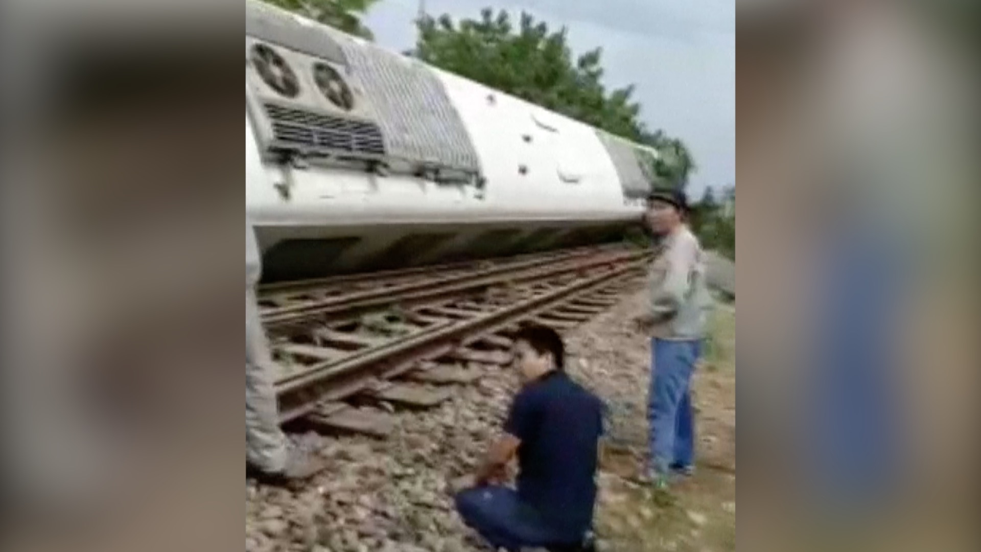 A subway train undergoing testing derailed around 15:00 Saturday in ...