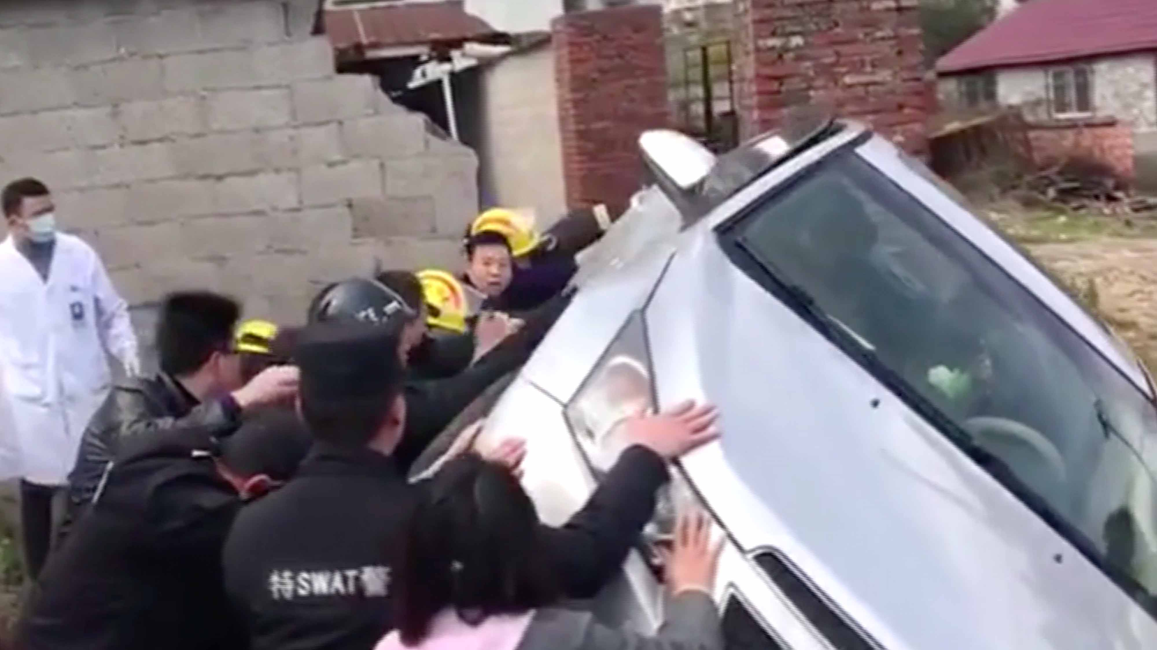 Passersby And Rescue Workers Lift Car To Free Woman Trapped Underneath ...