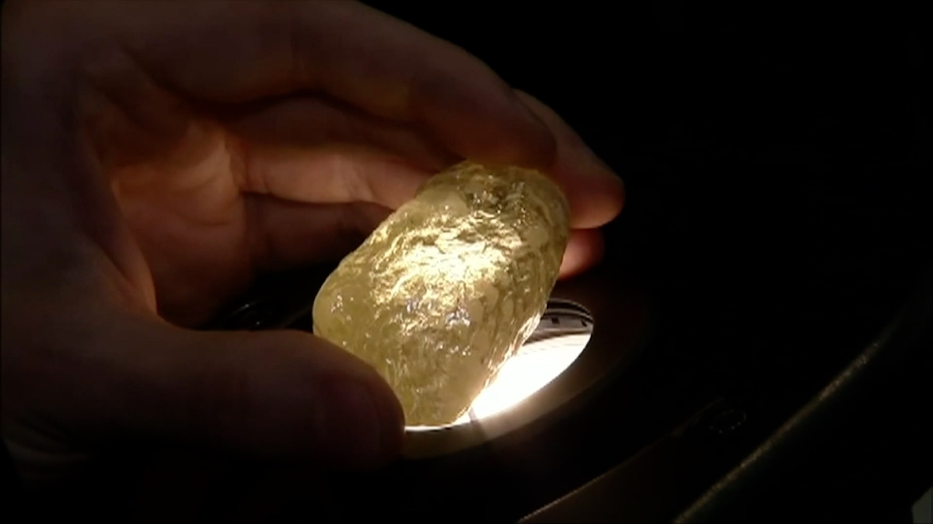 552-carat yellow diamond found in Canada, largest ever in North