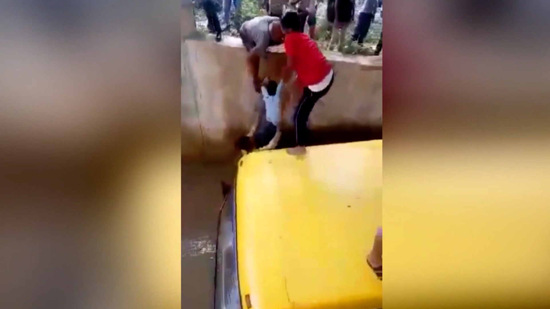 police-officers-and-passersby-performed-a-tense-rescue-of