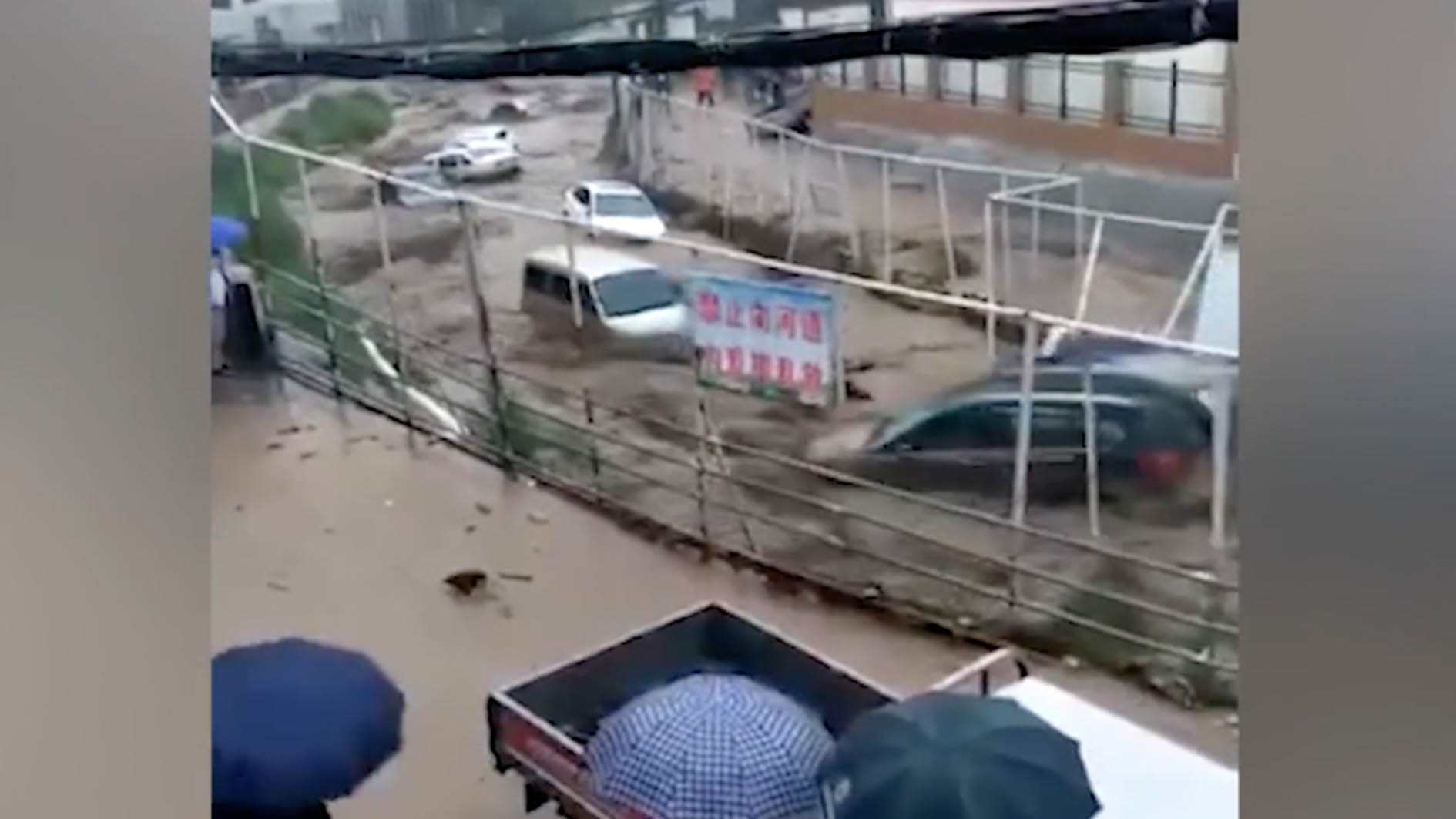 Heavy rainfall caused flooding that swept away cars in Lanzhou City in ...