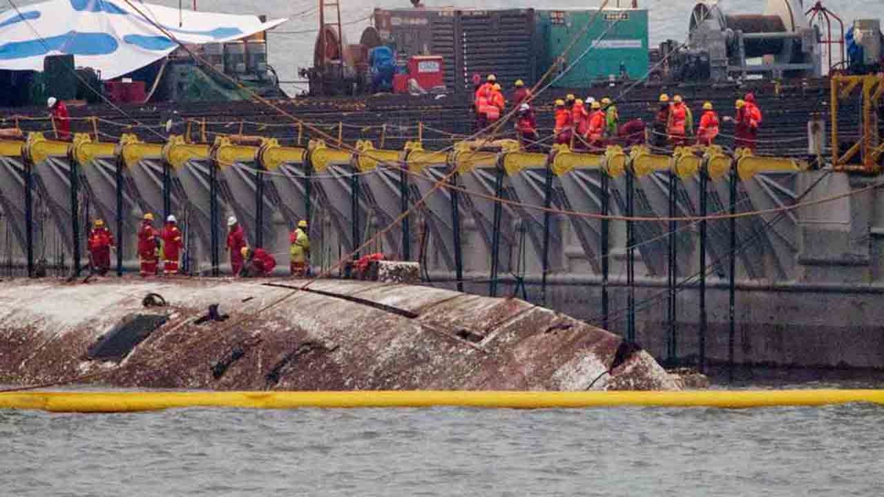 South Korean Sewol ferry salvaged from water three years after sinking ...