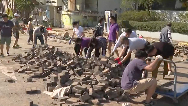 Hong Kong volunteers risk injury to help clear roads - CGTN