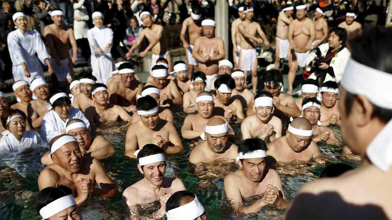 Япония купаться. Общие купальни в Японии. Японский купания. Японцы купаются. Купальни японцев традиционные.