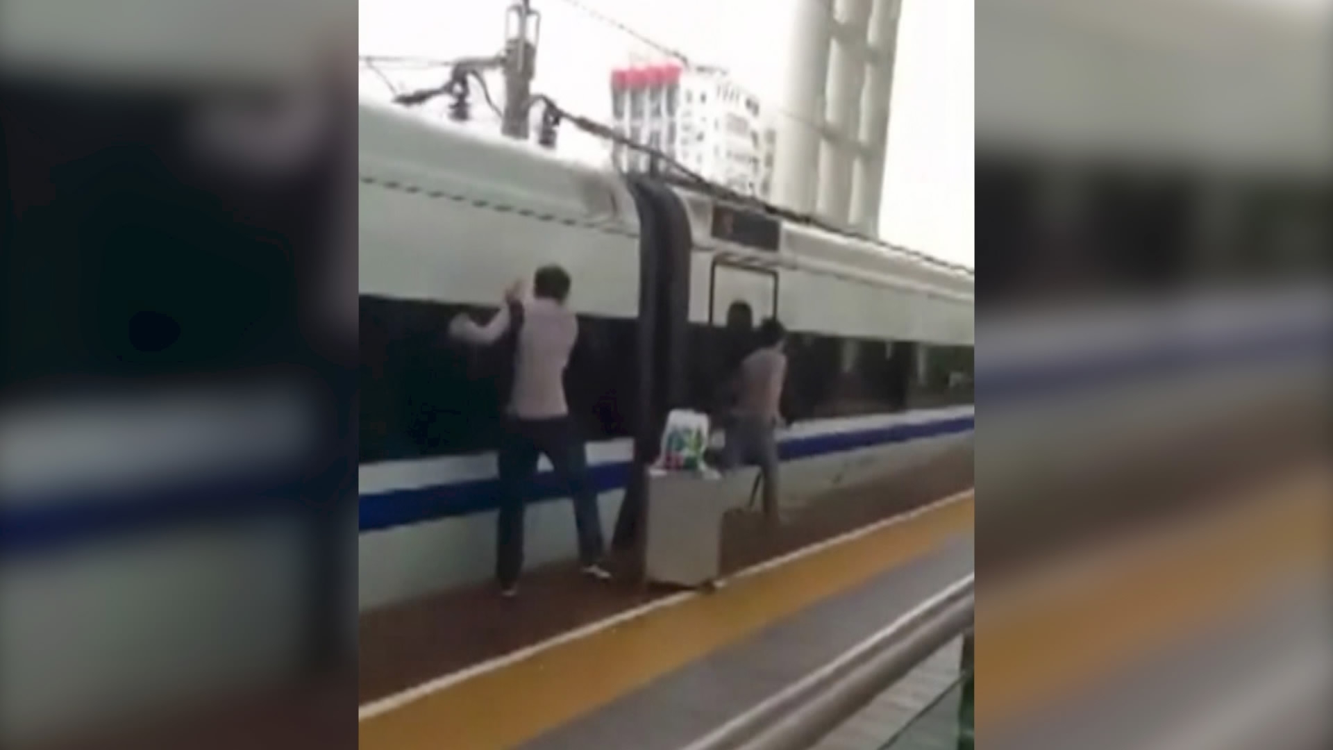 Video Commuter Gets Finger Stuck In Door As Train Pulls