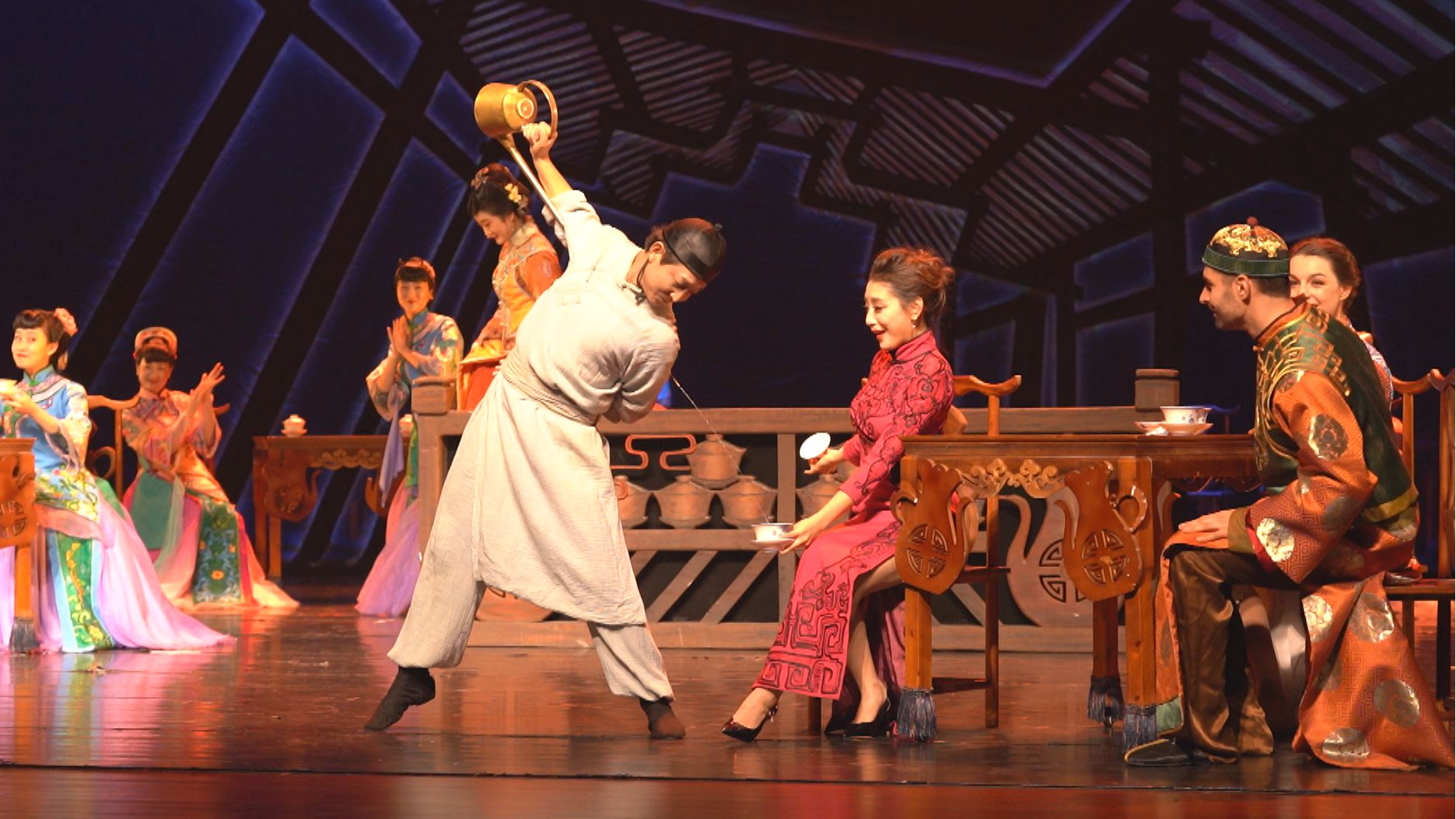 Pouring tea from the long spout tea kettle at the Chengdu Cultural Show