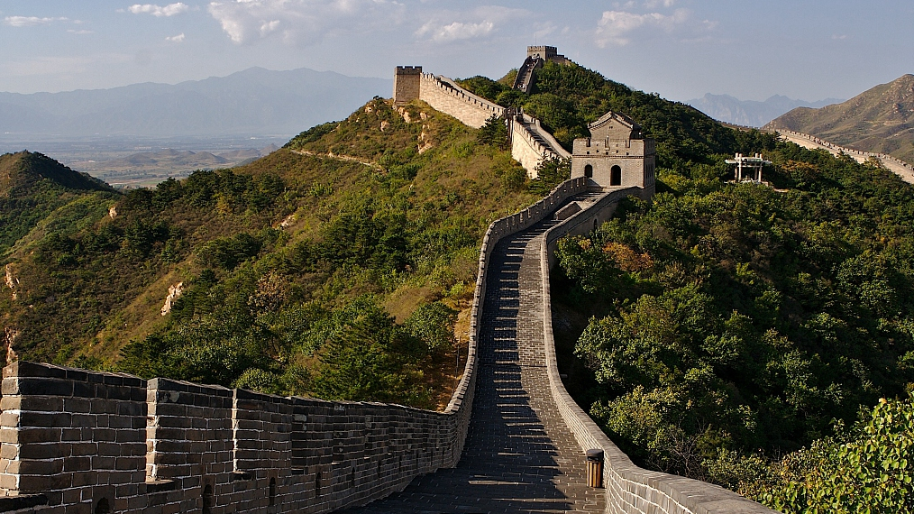 Workers use traditional methods to restore damaged Great Wall - CGTN